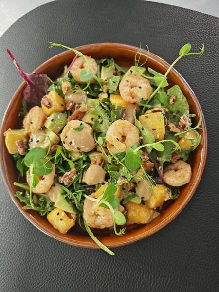 Mango and shrimp salad